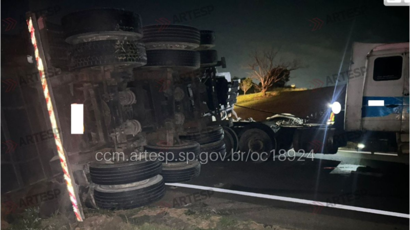 Carreta com areia tomba em acesso da Rodovia Castello Branco e causa lentidão em Araçariguama
