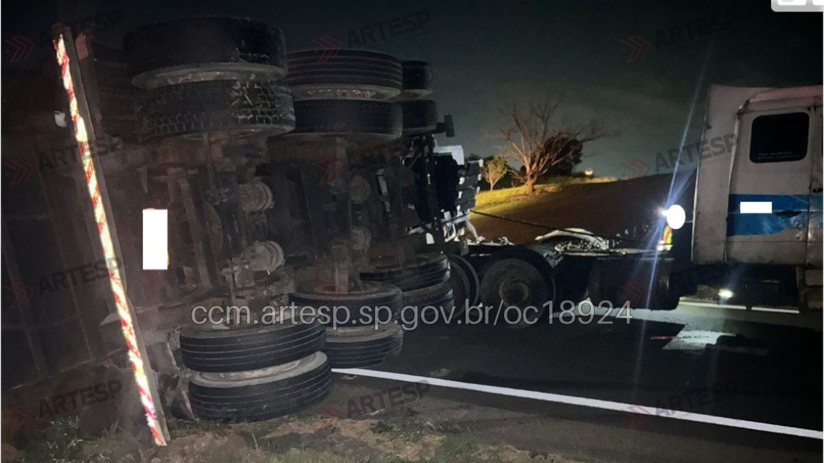 Carreta com areia tomba em acesso da Rodovia Castello Branco e causa lentidão em Araçariguama