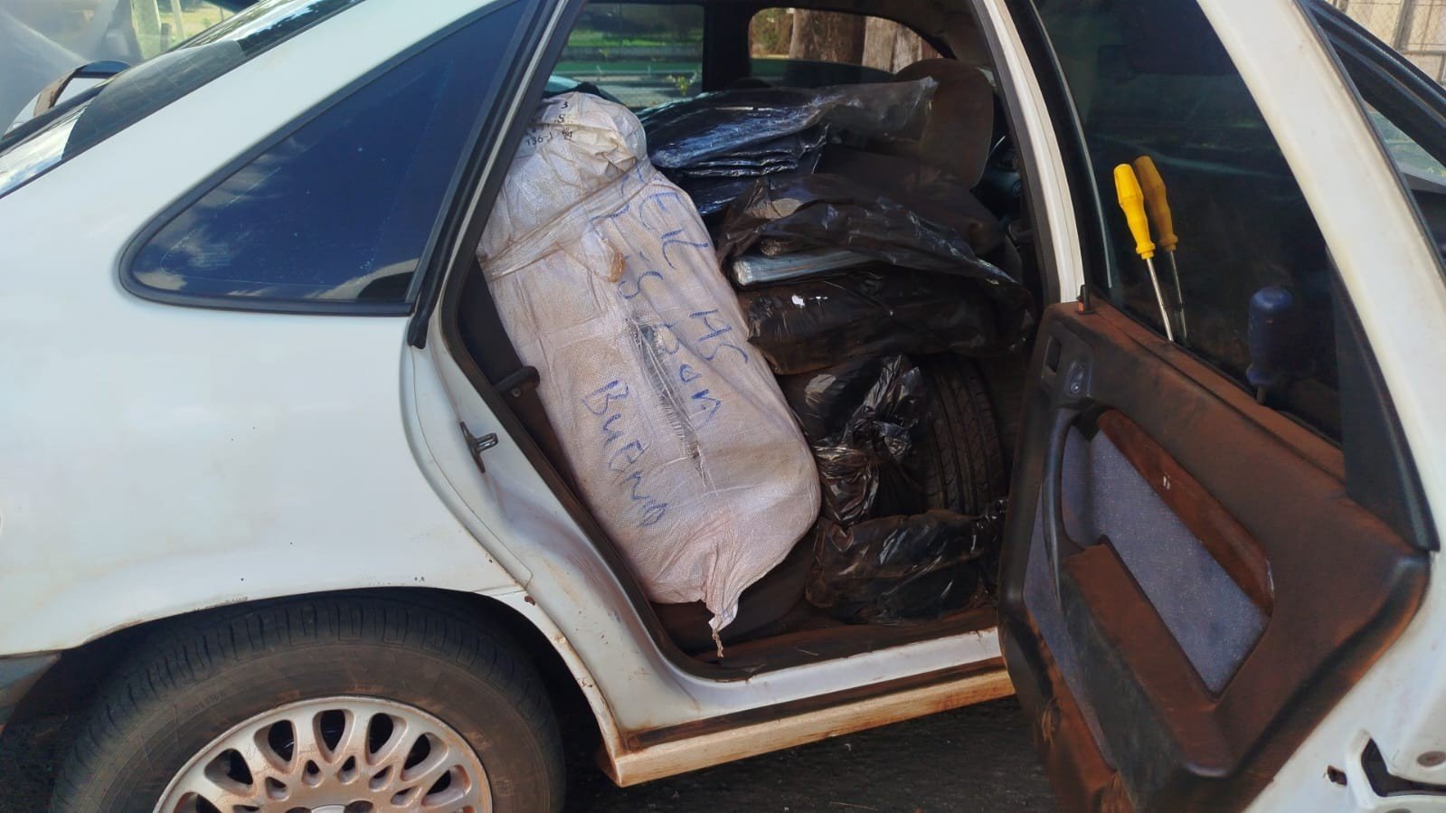 Homem é preso por contrabando ao transportar carga irregular com cigarros, roupas, pneus e azeite em rodovia de Dracena
