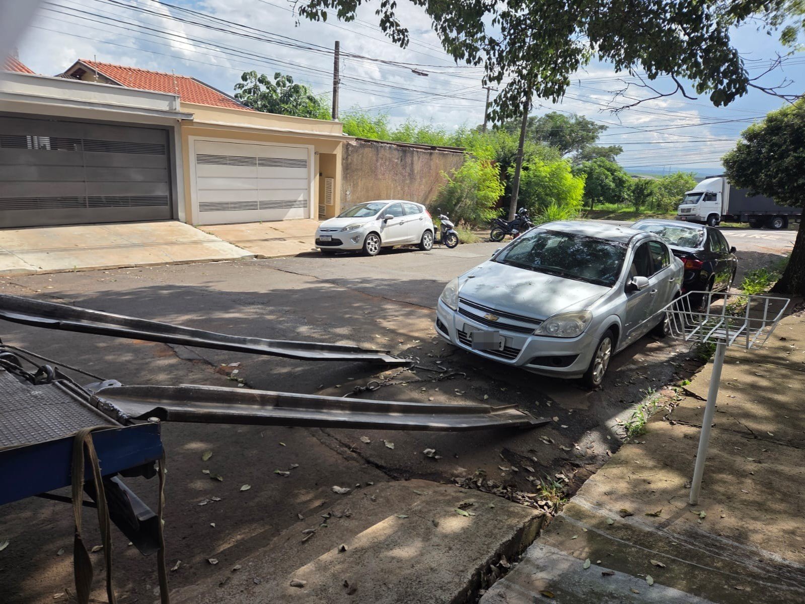 Dupla é presa após usar caminhão-guincho para furtar carro estacionado em rua de Piracicaba