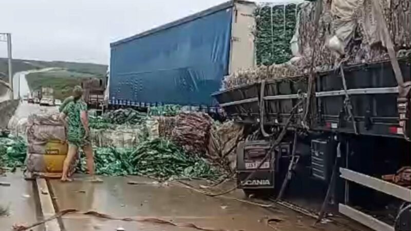 Três carretas se envolvem em acidente na BR-304, na Grande Natal