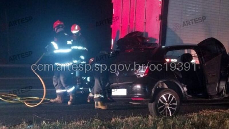 Policial militar e passageiro de carro morrem em grave acidente no interior de SP
