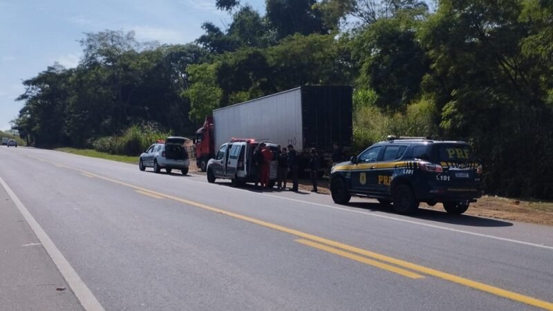 Detento fica ferido em acidente entre carreta e viatura na BR-116 durante transferência