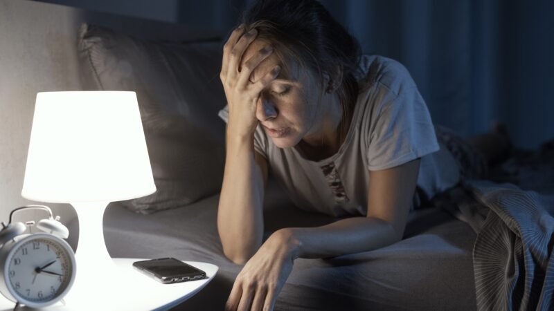 Dormir pouco ou demais pode acelerar envelhecimento do corpo e aumentar risco de doenças, diz estudo