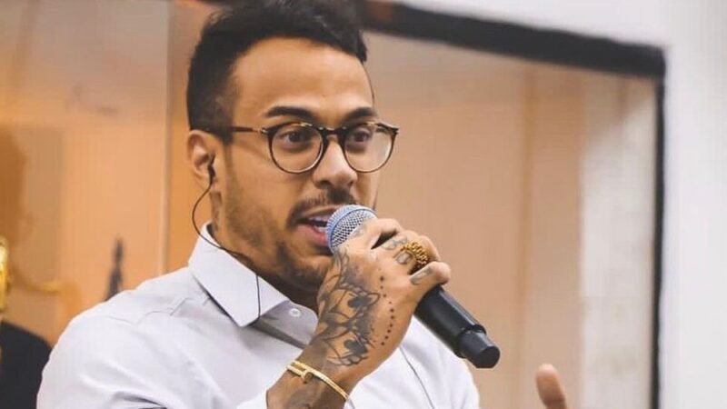 Ex-cantor gospel é preso após viajar para Dubai em lua de mel com mandado de prisão aberto, diz guarda
