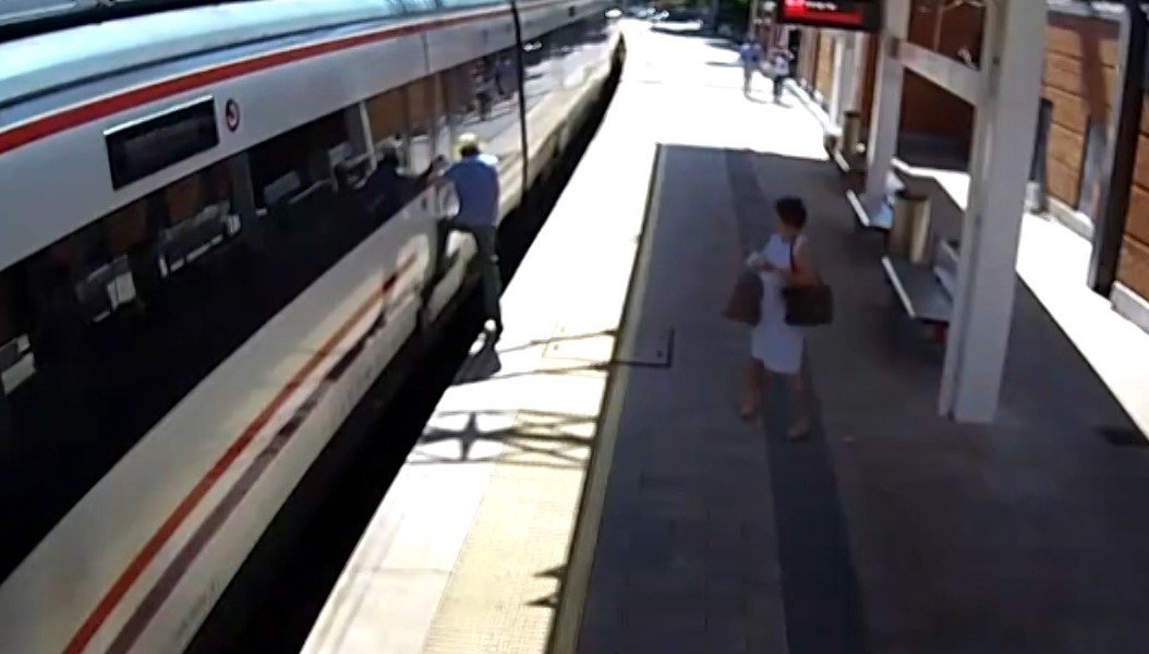 Idoso fica preso pelo pé em porta de trem e cai na plataforma na Espanha