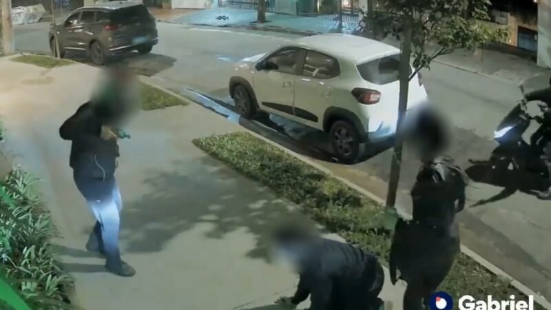 Câmera flagra momento em que ladrões atiram em jovem de 24 anos em Pinheiros, na Zona Oeste de SP; VÍDEO