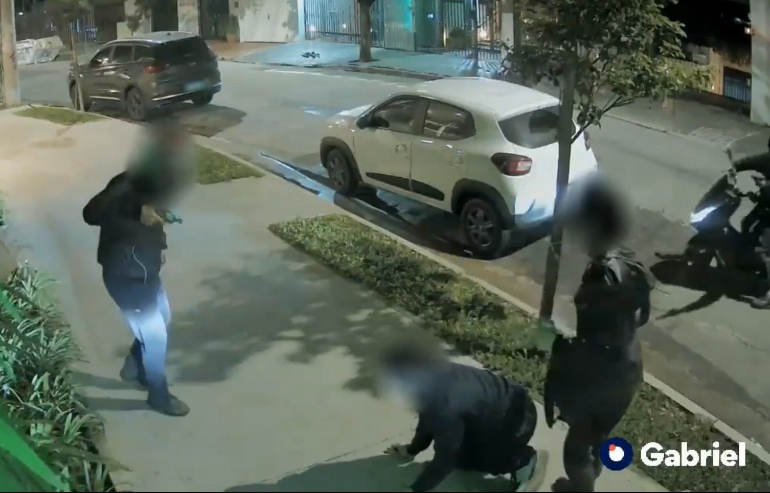 Câmera flagra momento em que ladrões atiram em jovem de 24 anos em Pinheiros, na Zona Oeste de SP; VÍDEO