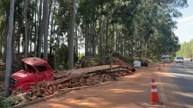 Homem morre em acidente entre carreta e caminhão carregado de tijolos em Morungaba