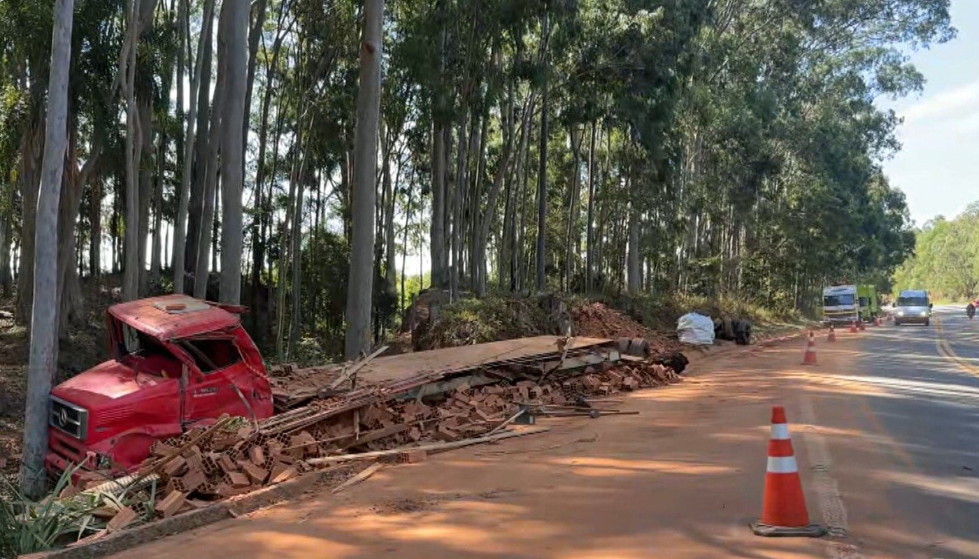 Homem morre em acidente entre carreta e caminhão carregado de tijolos em Morungaba