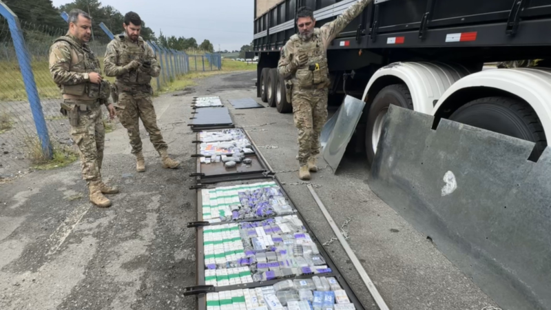 Caminhão sem carga vindo do Paraguai e motorista nervoso: PRF encontra mais de mil emagrecedores em fundo falso da carroceria no PR