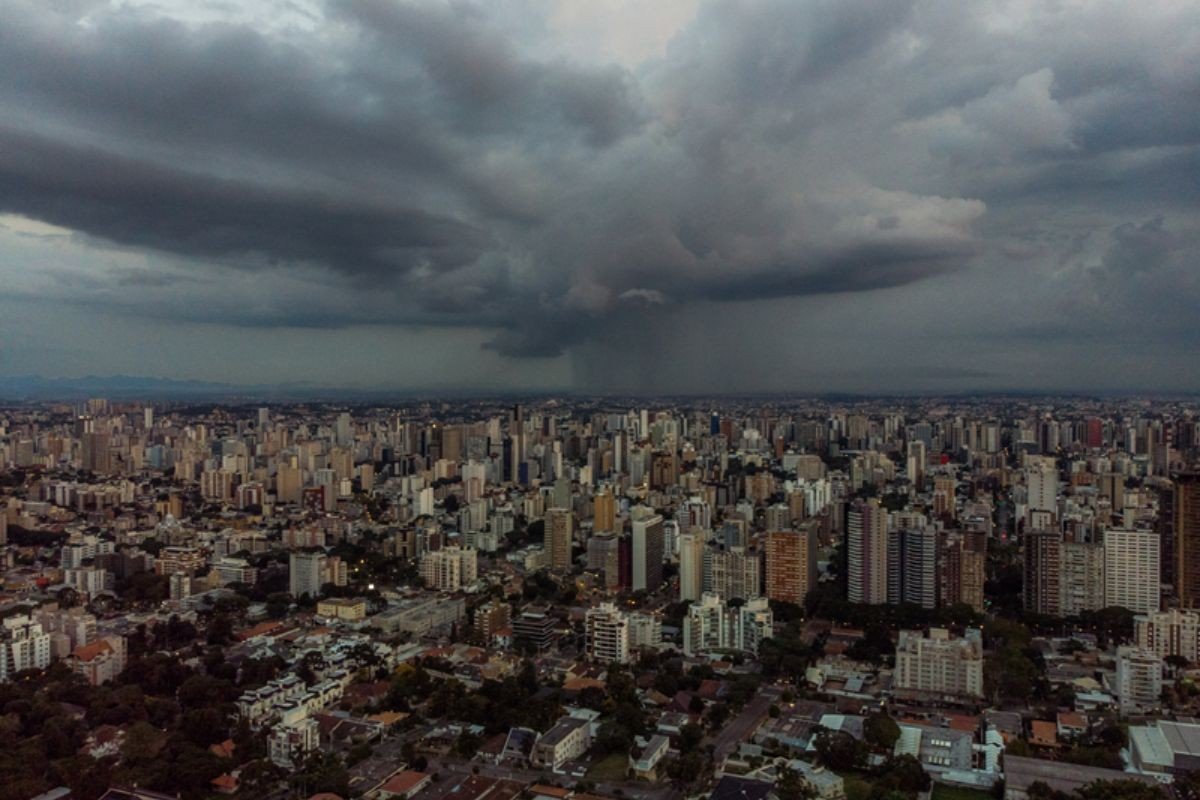 Frente fria avança pelo Sul nesta quarta e traz risco de temporais; calor segue forte no Centro-Oeste e Sudeste