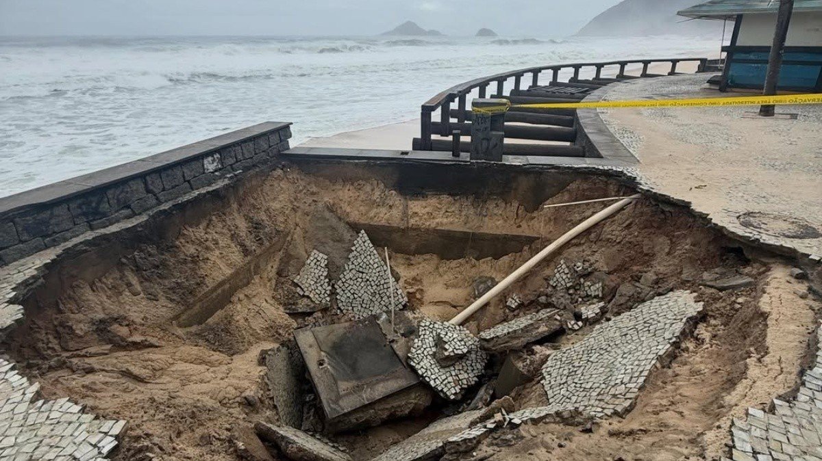 Ressaca provoca novos danos no calçadão da Praia da Macumba, no Recreio