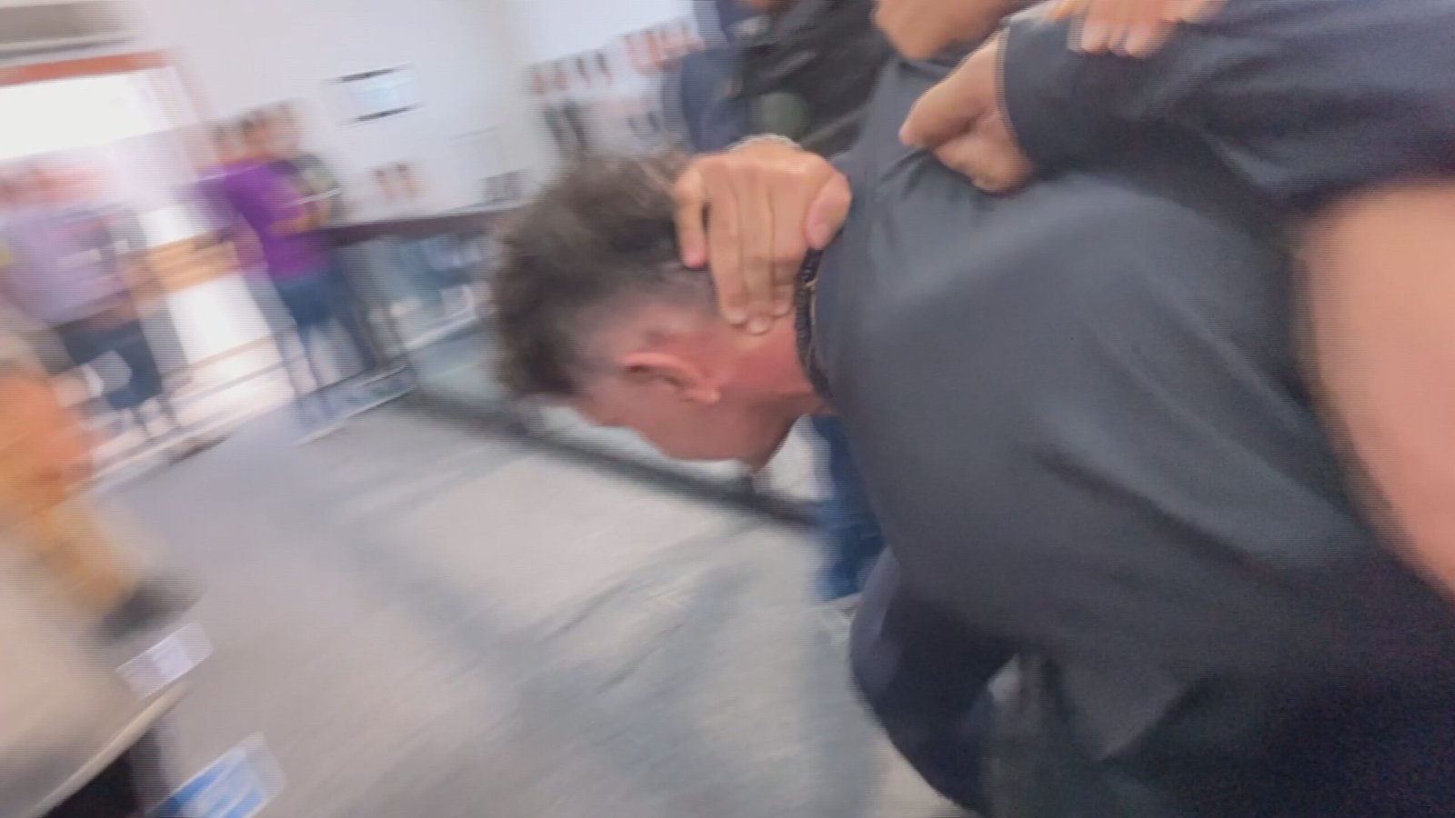 Sessão da Câmara de Sorocaba tem confusão e termina com homem retirado à força do plenário pela GCM