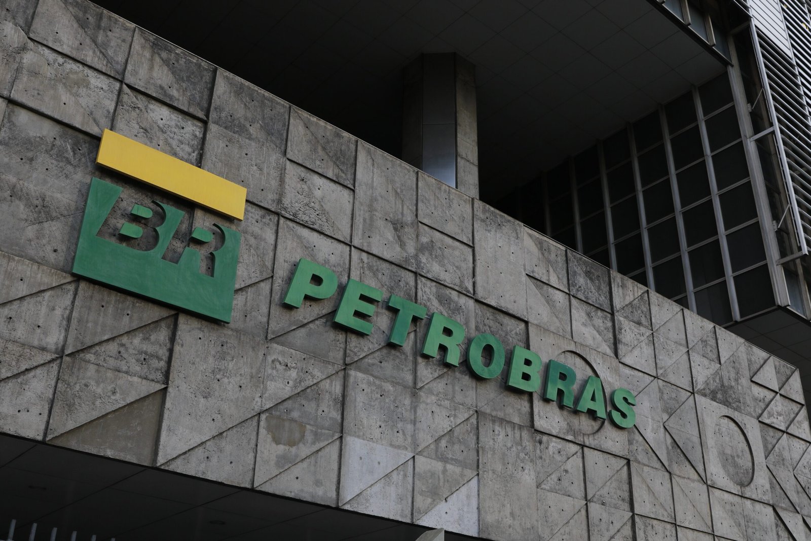 É #FAKE que Petrobras tem concurso aberto ou confirmado em 2026