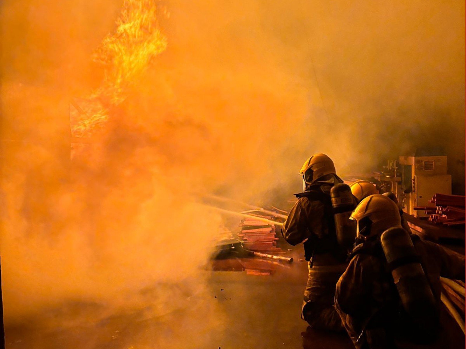 Incêndio em polo moveleiro de Cruzeiro do Sul destrói estufa e madeira; VÍDEO