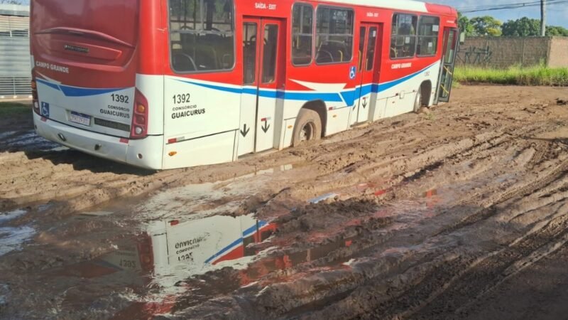 Rua sem asfalto vira lamaçal e ônibus atola em bairro de Campo Grande; veja vídeo
