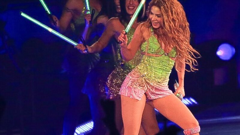 Mangueira brinca com look verde e rosa de Shakira e pergunta: ‘Ela é mangueirense?’