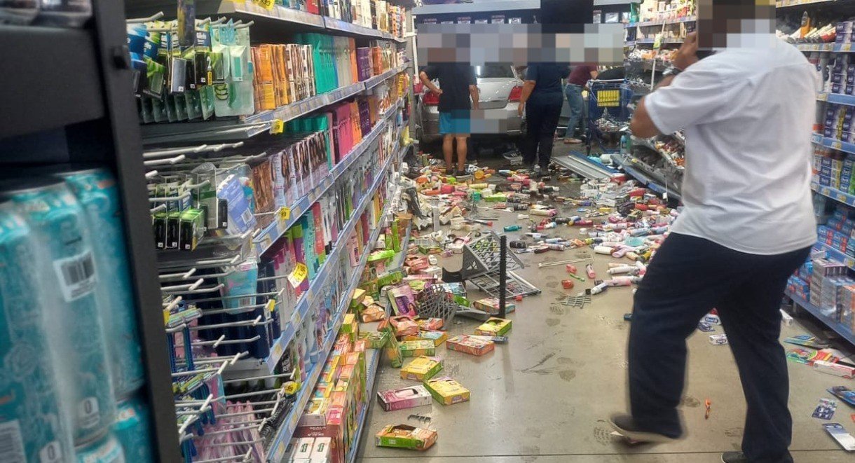 Motorista perde controle de direção e invade supermercado em Paraíba do Sul