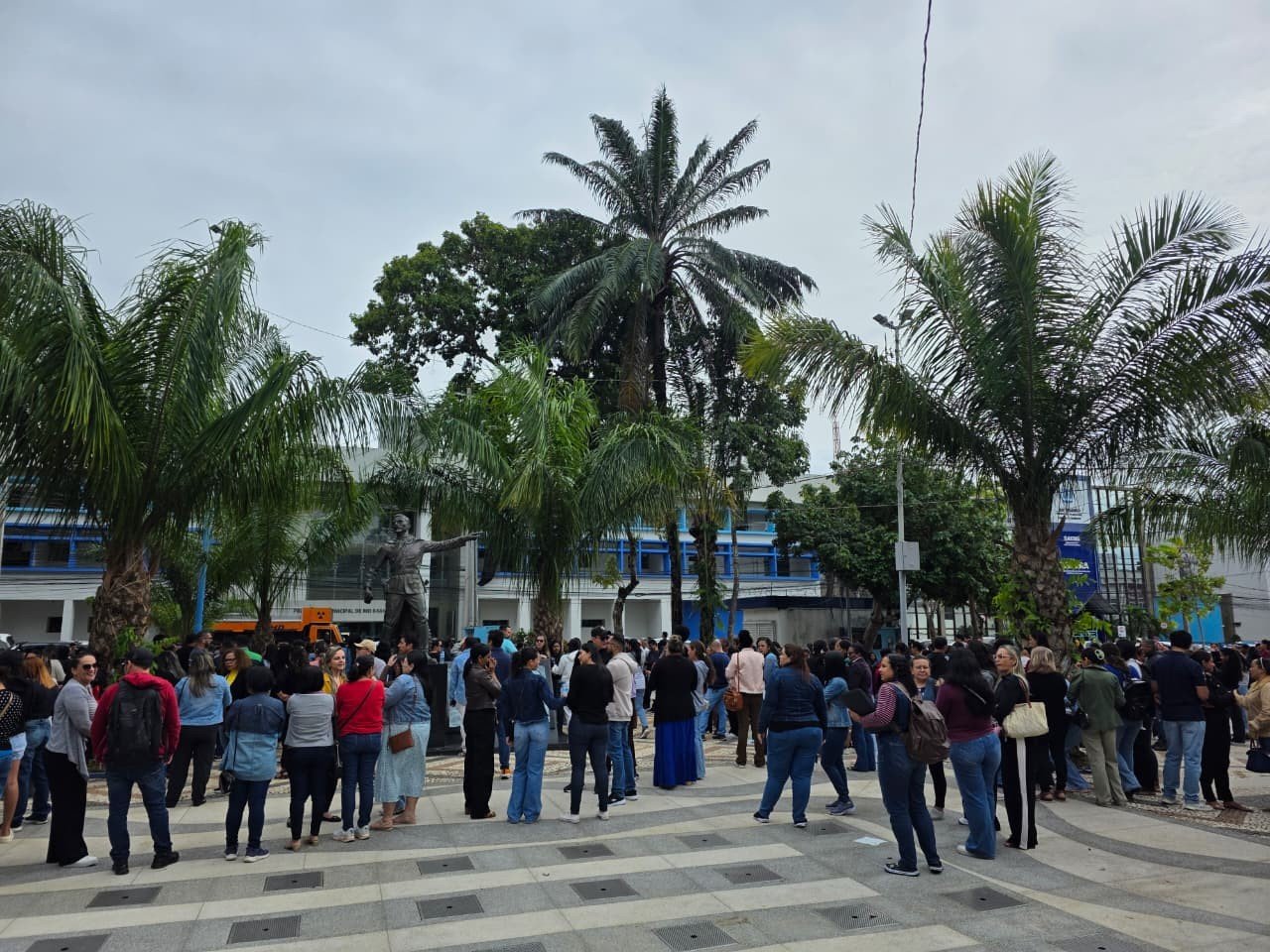 Educação municipal faz ato por reajuste salarial e avanço nas negociações em Rio Branco