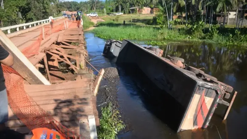 Minério derramado em rio do AP após acidente com caminhão não oferece contaminação, diz Sema