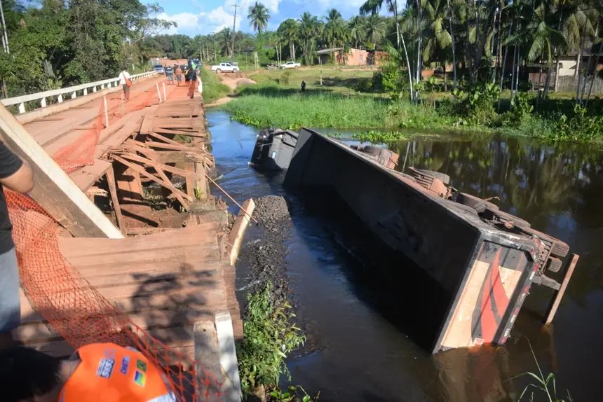 Minério derramado em rio do AP após acidente com caminhão não oferece contaminação, diz Sema