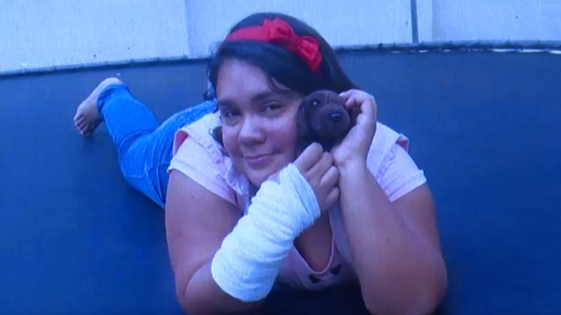 Vídeo mostra como mulher de 37 anos fingia ter 12: ‘Pesquisava como ser autista e vomitava agulha’, diz vítima