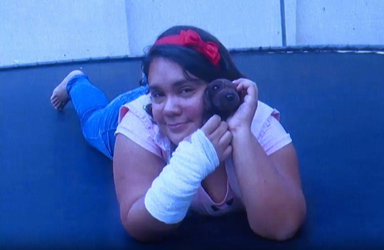 Vídeo mostra como mulher de 37 anos fingia ter 12: ‘Pesquisava como ser autista e vomitava agulha’, diz vítima
