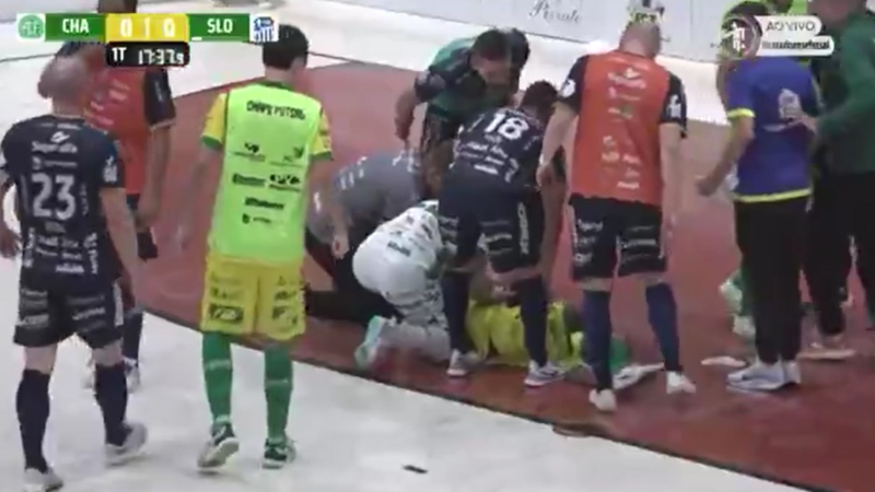 Lâmpada cai na cabeça de jogador da Chape em partida do Catarinense de Futsal; VÍDEO