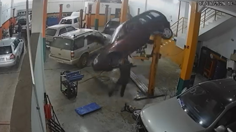 VÍDEO: carro despenca de elevador em oficina mecânica e quase esmaga funcionário em SC