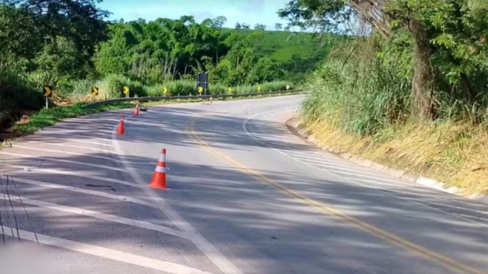 Batida entre três carros deixa cinco feridos na BR-494 em Divinópolis