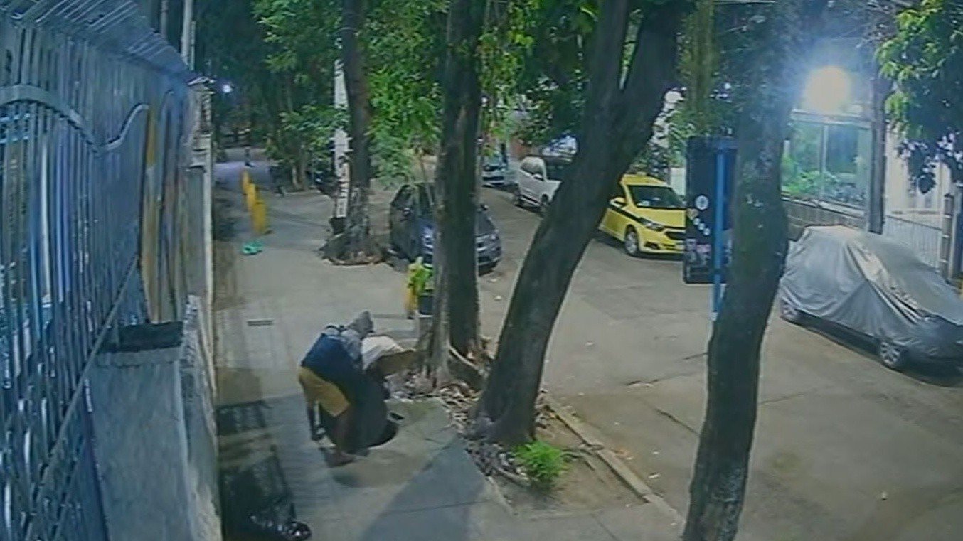 Mulher ‘engolida’ por bueiro: vídeo mostra dupla deixando tampa mal fechada horas antes de acidente