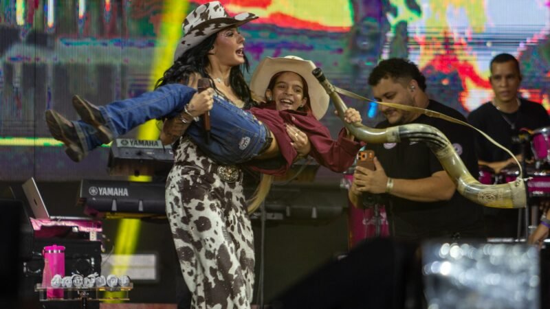 Ana Castela convida criança para tocar berrante e ‘vai embora’ do palco em Americana: ‘O show é teu’