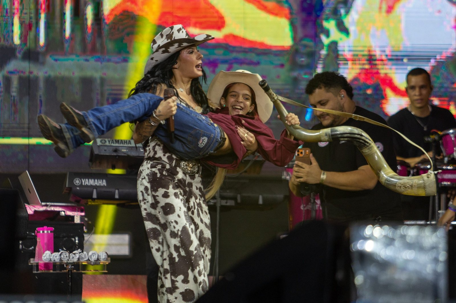 Ana Castela convida criança para tocar berrante e ‘vai embora’ do palco em Americana: ‘O show é teu’