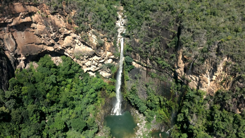 Entre paredões e vegetação nativa, cachoeira de águas cristalinas vira atração no TO