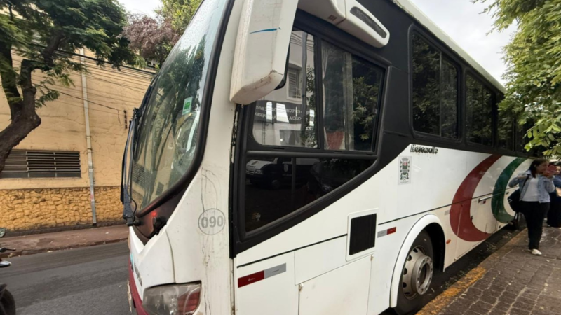 Homem que sequestrou ônibus fez o pai refém no interior de SP e ameaçou: ‘cala a boca, eu vou te matar também’