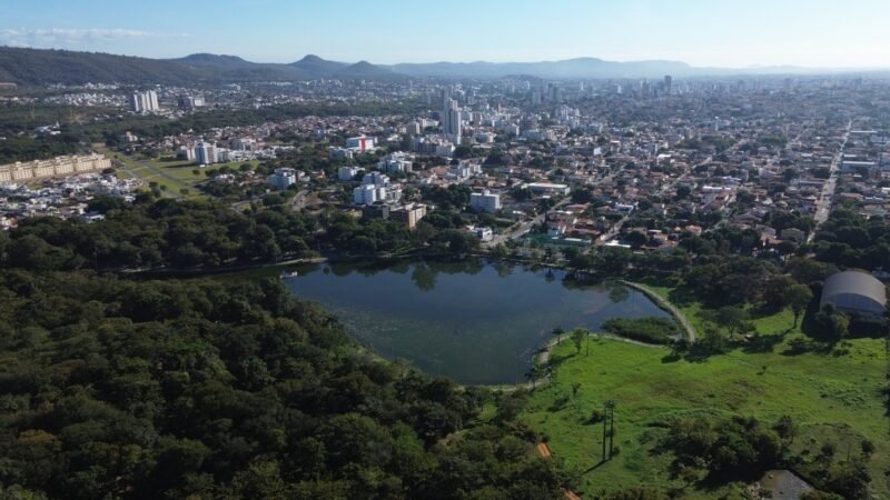 Prefeitura de Montes Claros faz oxigenação da lagoa do Parque Municipal