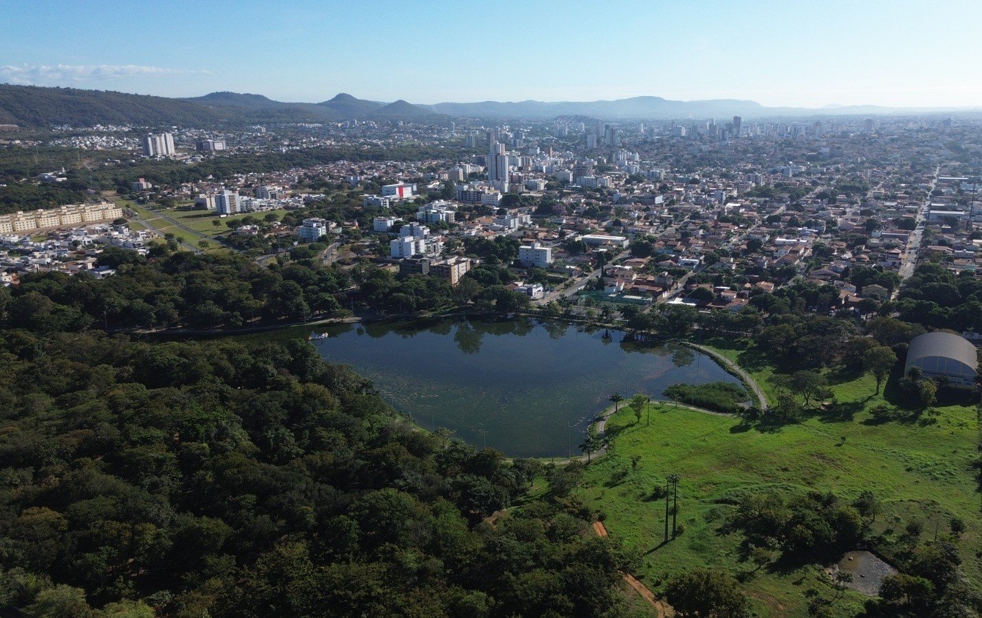 Prefeitura de Montes Claros faz oxigenação da lagoa do Parque Municipal