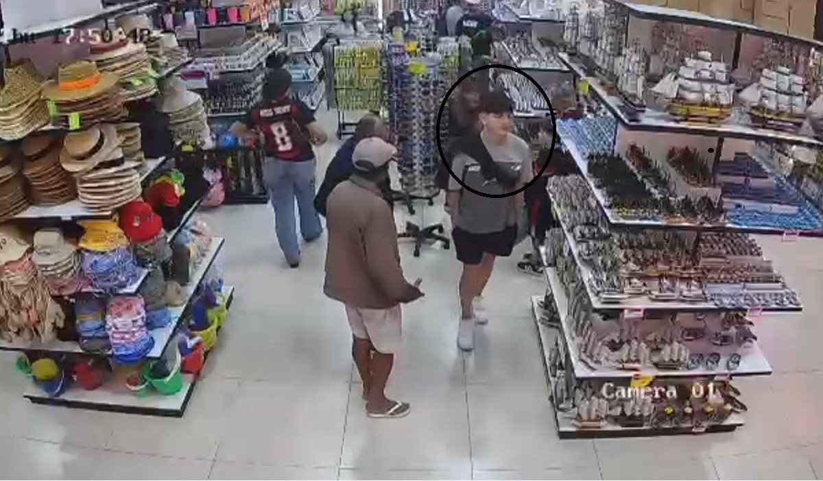 Câmeras flagram casal furtando óculos em loja de Arraial do Cabo