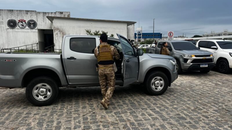 Vídeo mostra agentes e delegado presos na PB em ação irregular com suspeito de tráfico; ASSISTA