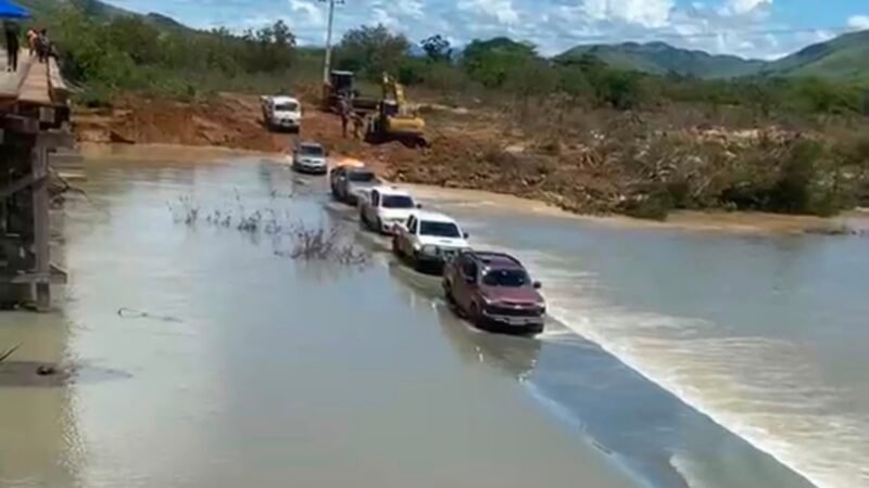 Município mais indígena do Brasil volta a ter acesso por rota provisória um dia após chuva levar ponte em RR
