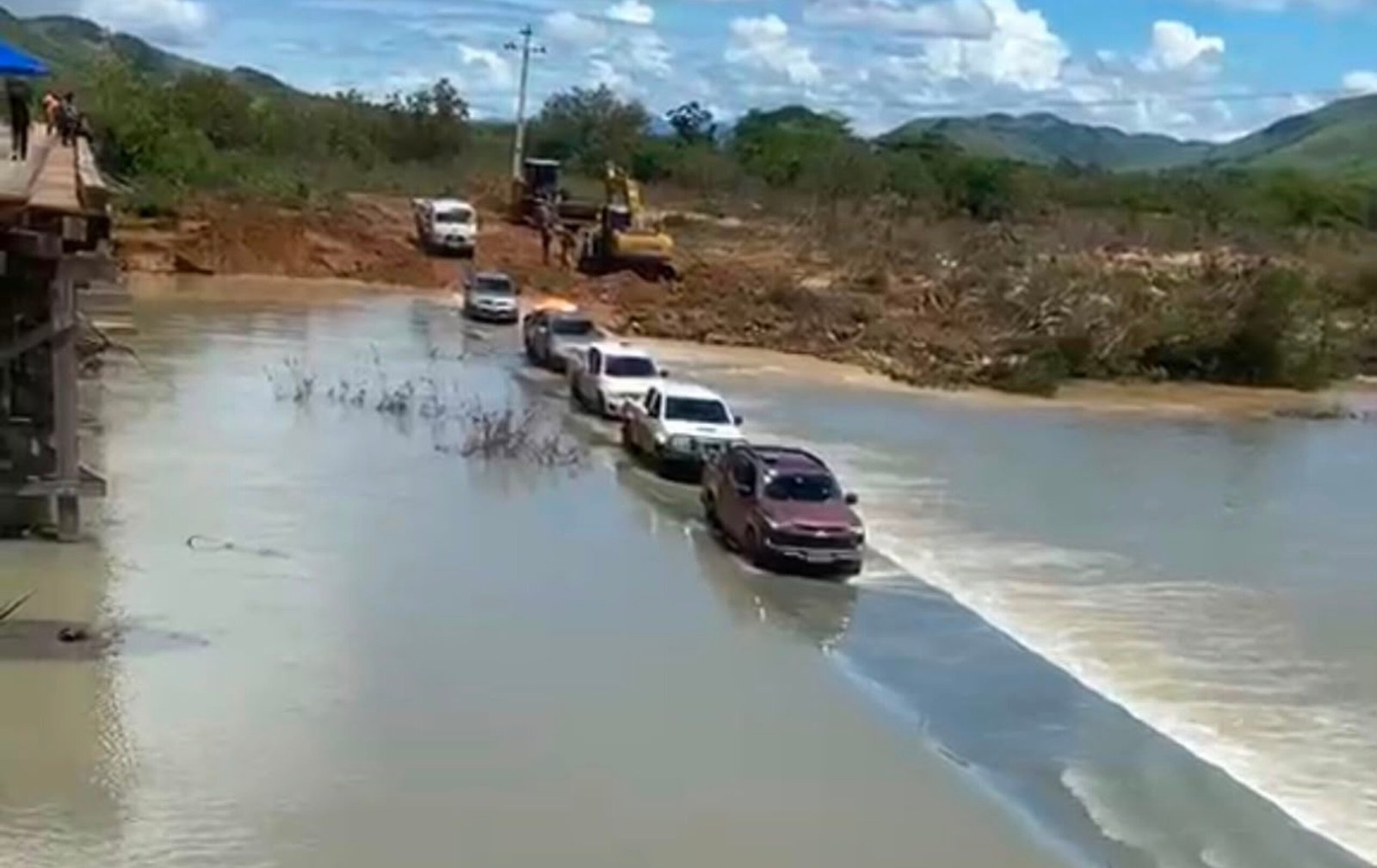 Município mais indígena do Brasil volta a ter acesso por rota provisória um dia após chuva levar ponte em RR