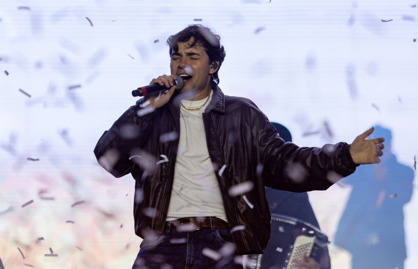 Filho de José Rico, Sami grava 1º clipe autoral ao vivo e aposta em projeto sobre fases do amor