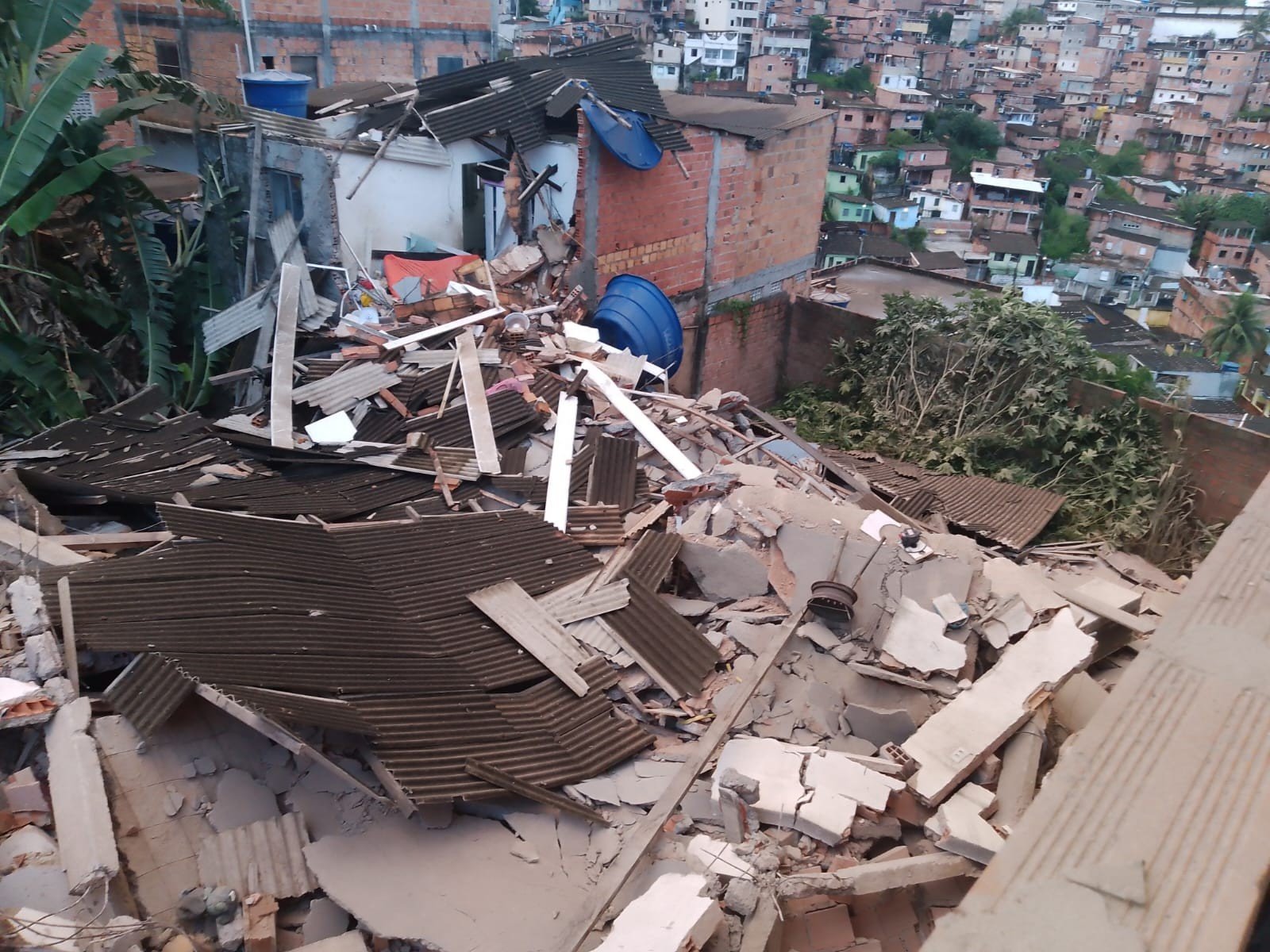 Veja antes e depois de casa que desabou em Salvador; criança de 9 anos ficou soterrada