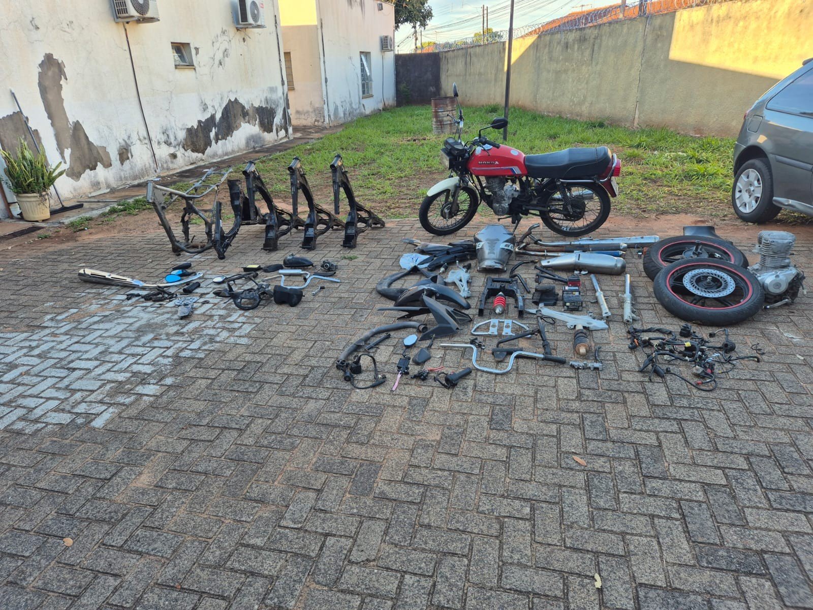 Operação mira furtos de motocicletas e apreende veículo adulterado, drogas e peças no interior de SP