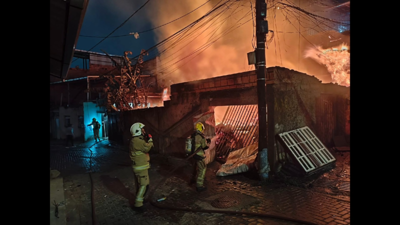 VÍDEO: Incêndio em casa mobiliza cinco viaturas dos bombeiros em BH