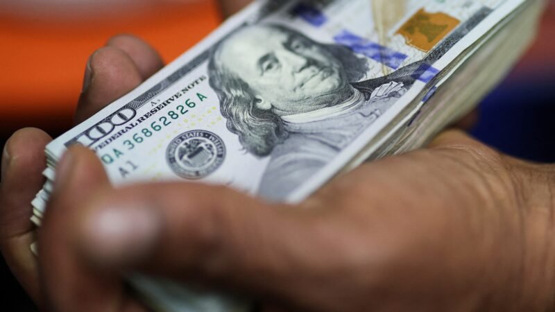 Dólar abre em queda, com petróleo e tarifaço no radar