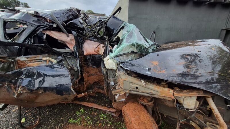 Polícia trata como homicídio culposo morte de jovens em batida de carro que levava dez pessoas no PR