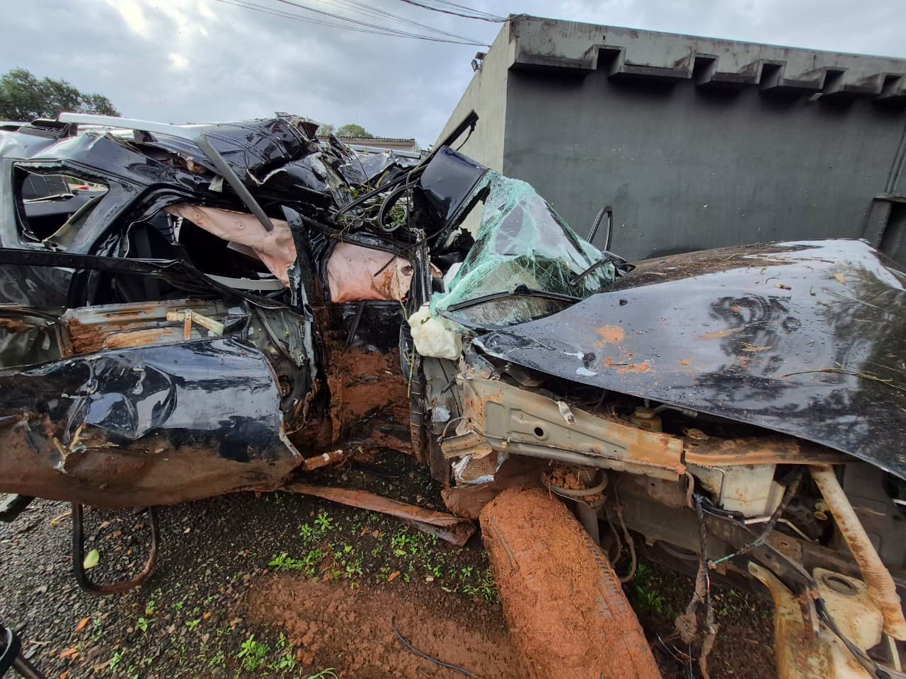 Polícia trata como homicídio culposo morte de jovens em batida de carro que levava dez pessoas no PR