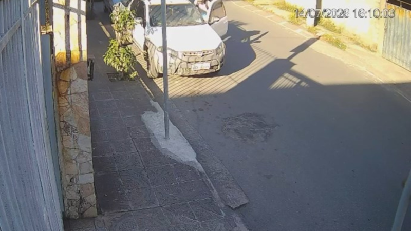 VÍDEO: Ladrão levou menos de 9 segundos para furtar carro de padre em frente a convento em MG
